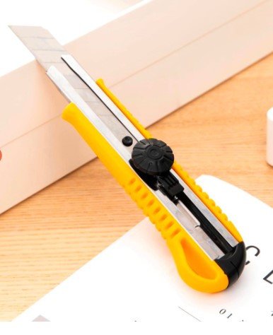 Deli 2044 Utility Knife, 0.5mm, Blade SK5-18mmx100mm